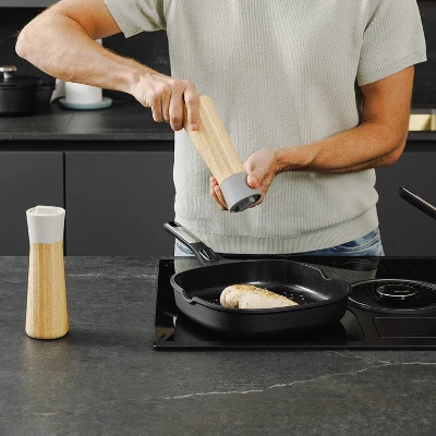 BergHOFF Phantom Non-stick Recycled Cast Aluminum Grill Pan 10.25" 3 BergHOFF Phantom Non-stick Recycled Cast Aluminum Grill Pan 10.25"