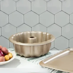 BergHOFF Balance Non-stick Carbon Steel Fluted Cake Pan 10.25" 12 BergHOFF Balance Non-stick Carbon Steel Fluted Cake Pan 10.25" -BergHOFF Store GUEST 6207d28a 3b80 4e21 9d99 7e199fae23ac