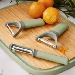 BergHOFF Balance Stainless Steel Straight Peeler 6.75", Recycled Material -BergHOFF Store GUEST c36dfe13 0950 45a0 9f18 a4457dd3e4fe 2