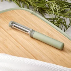 BergHOFF Balance Stainless Steel Straight Peeler 6.75", Recycled Material -BergHOFF Store GUEST f030af2b 902d 46da 9fa9 cd366f92d491